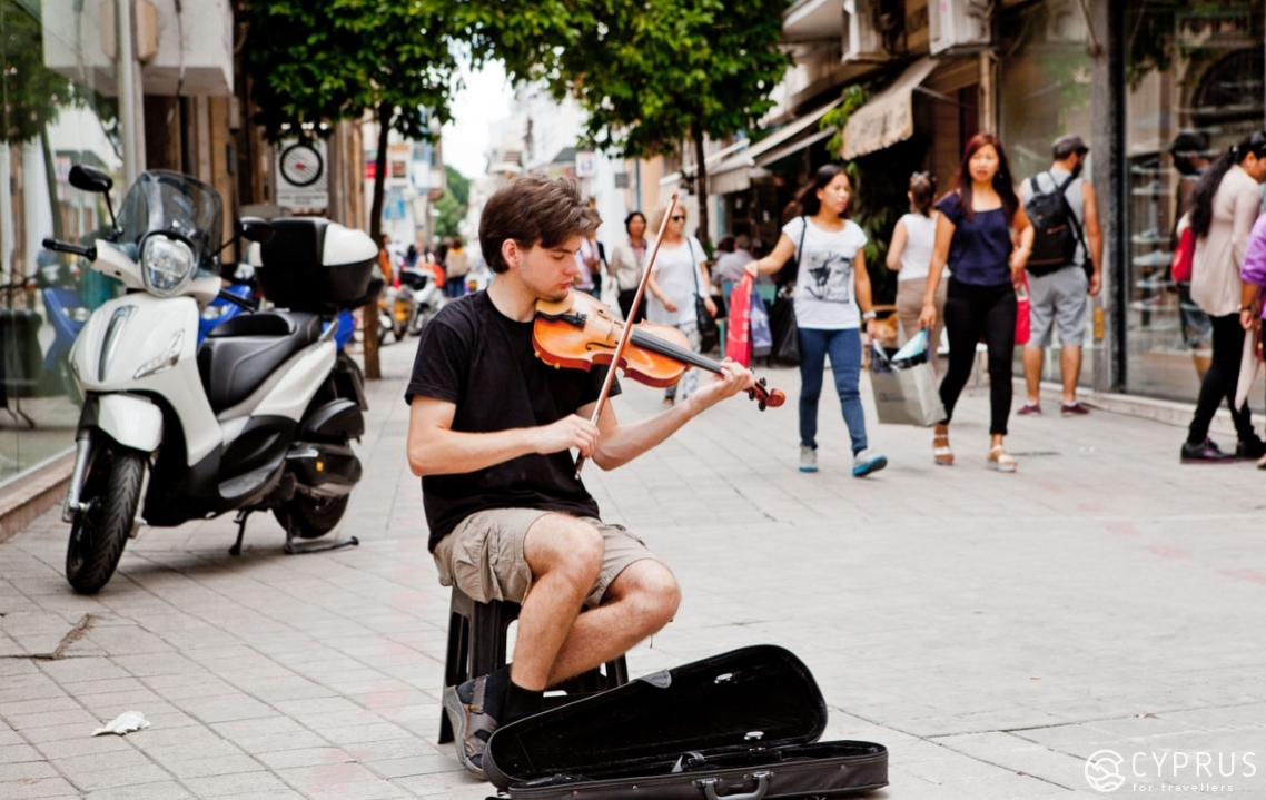 Музыкант на улице Лидра, Никосия, Кипр